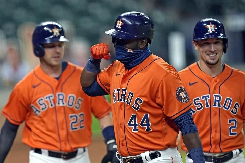 Yordan Álvarez celebra junto a sus compañeros.