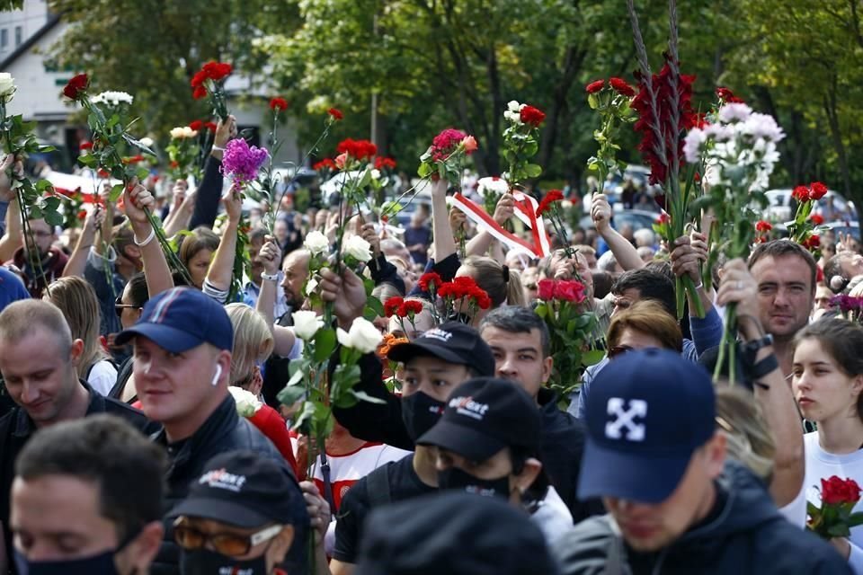 Los manifestantes levantaron flores durante el funeral cívico del manifestante muerto.