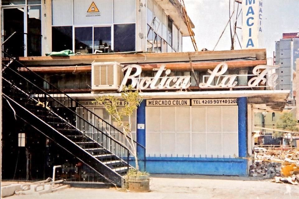 La Botica La Fe, en su antigua locación en el viejo Mercado Colón, lucía una marquesina con letras cursivas que remitía a mediados del siglo 20.