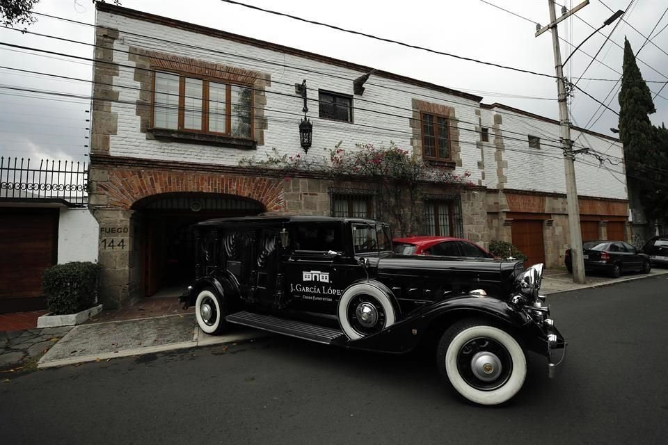 Una carroza fúnebre entra este sábado al domicilio donde vivía Mercedes Barcha, en Ciudad de México.