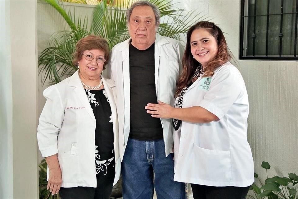 El matrimonio conformado por Ana María Torres Luna y Armando Fernández Aguilera, y su hija Ana Fernández Torres, son los actuales propietarios de la botica centenaria.