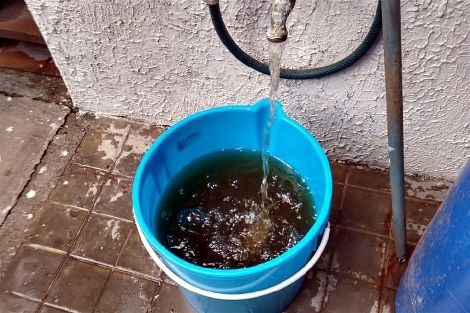 Vecinos de colonias como  San Miguel de Mezquitán (foto), Colinas de La Normal, Jardines Alcalde, Alcalde Barranquitas y Miraflores, siguen recibiendo agua sucia del Siapa.