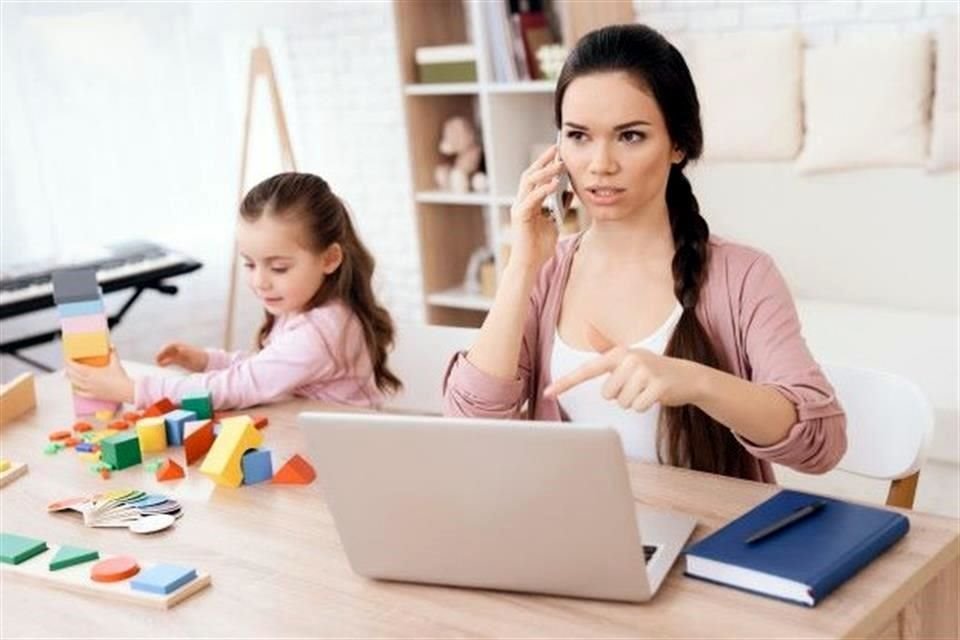 Según expertos, las empresas deben ser empáticas con las personas con hijos pequeños en casa, y considerar que los horarios no siempre van a poder ser iguales a los que no tienen hijos.