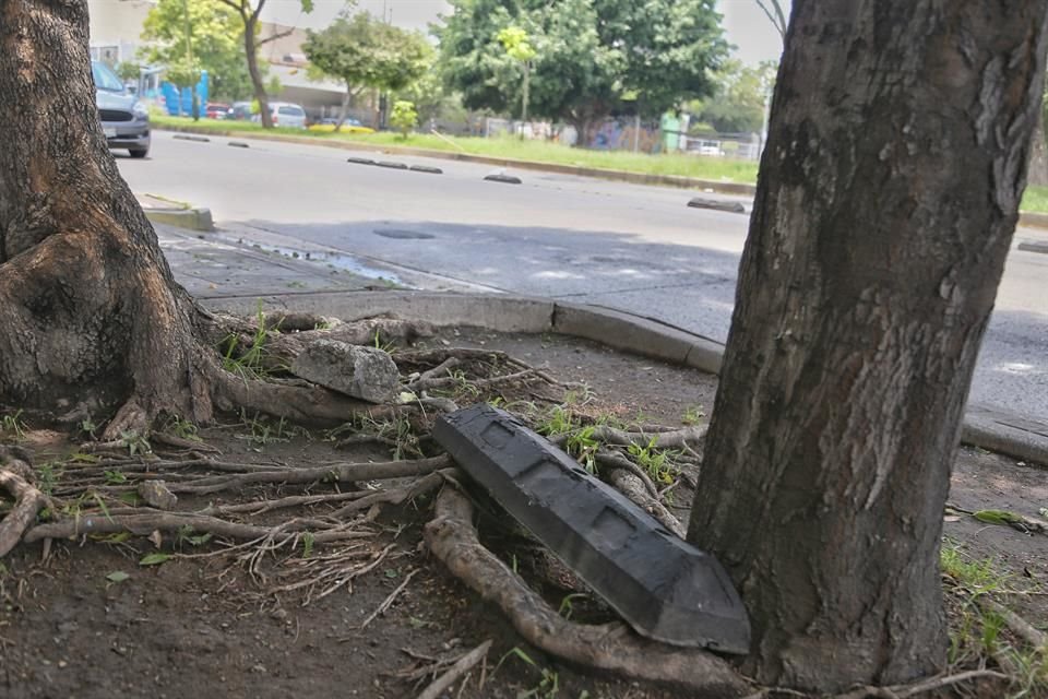 Algunas piezas están arrumbadas en camellones o banquetas.