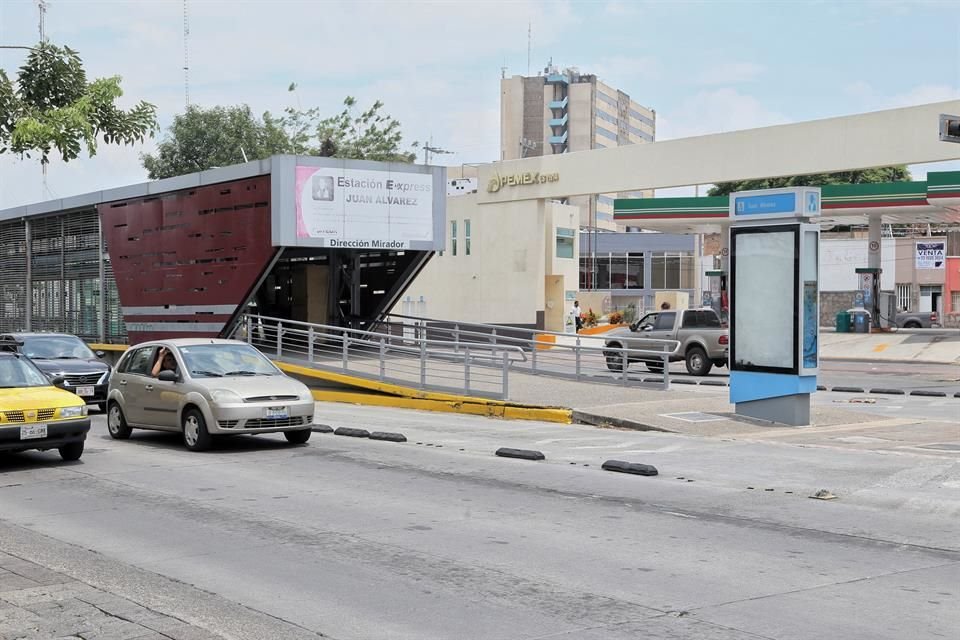 La Estación Juan Álvarez exhibe también el descuido.