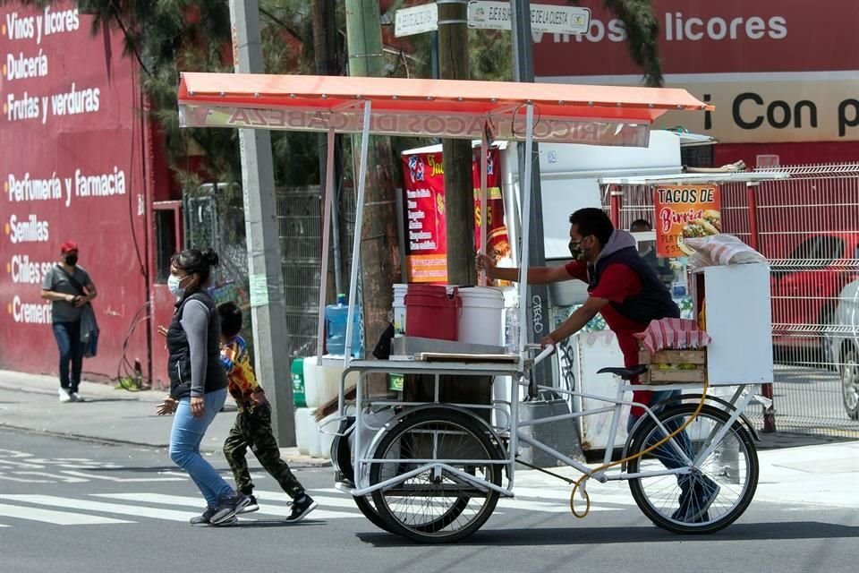 Un comerciante avanza en su triciclo por calles de la Alcaldía Miguel Hidalgo.