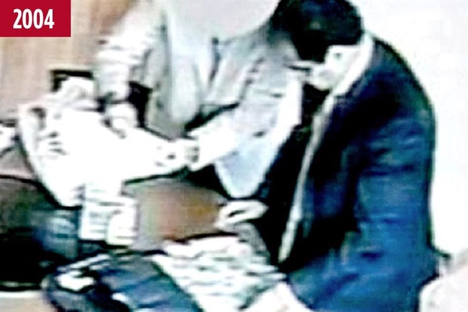 En 2004, René Bejarano fue exhibido en un video recibiendo dinero del empresario Carlos Ahumada para campañas políticas.