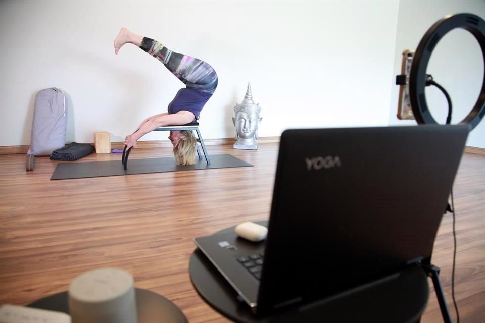 Isabel Salazar, propietaria de un estudio de Yoga, en San Pedro, ahora transmite sus clases por Zoom e Instagram, pero con menos alumnos.