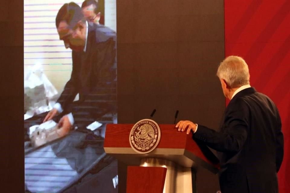 El Presidente exhibió durante su conferencia mañanera el video sobre los presuntos sobornos a legisladores panistas para avalar reformas.