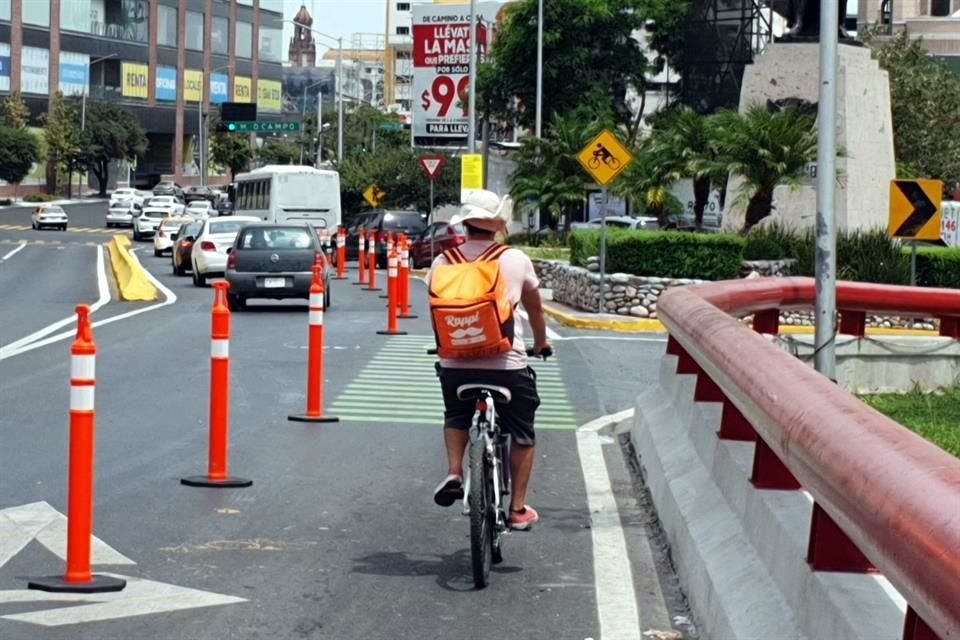 Durante la primera hora, sólo transitaron tres ciclistas por el carril, que va pegado a la acera oriente de Cuauhtémoc.