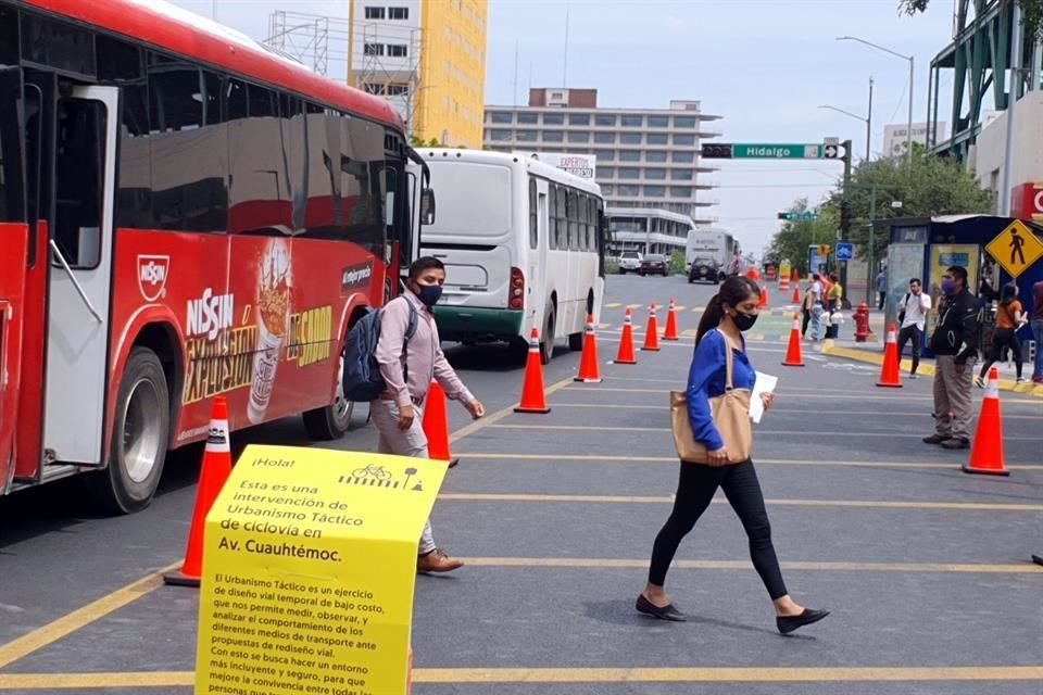 El transporte público realiza las paradas en el segundo carril para descender o abordar pasaje.