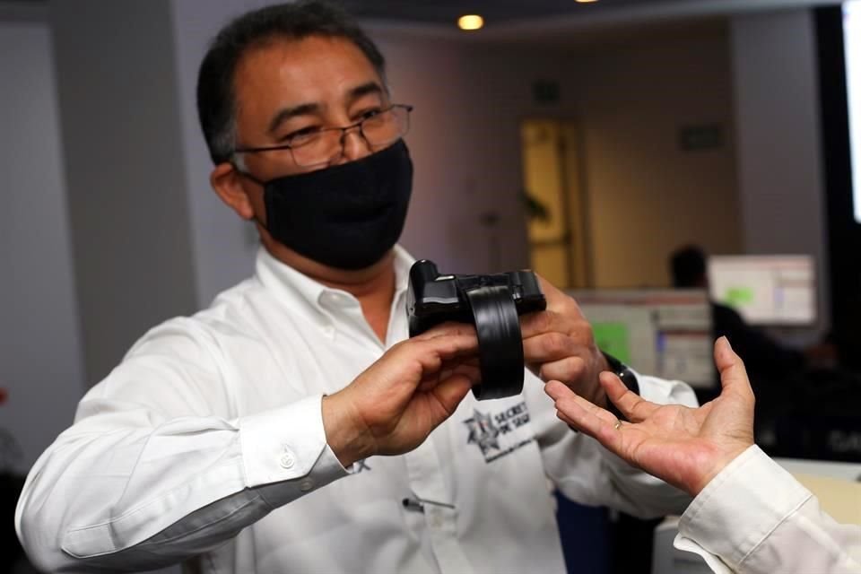Brazalete electrónico en el centro de monitoreo penitenciario.
