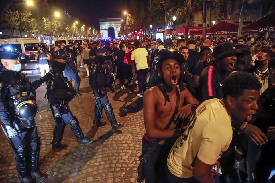 Los aficionados del PSG festejaron toda la madrugada en las principales vías parisinas.