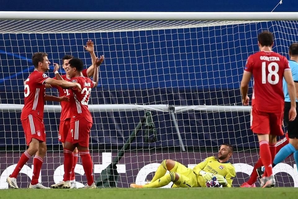 El extremo del Bayern Munich Serge Gnabry anotó un doblete en 15 minutos en la victoria 3-0 el miércoles del campeón alemán sobre el Olympique de Lyon.