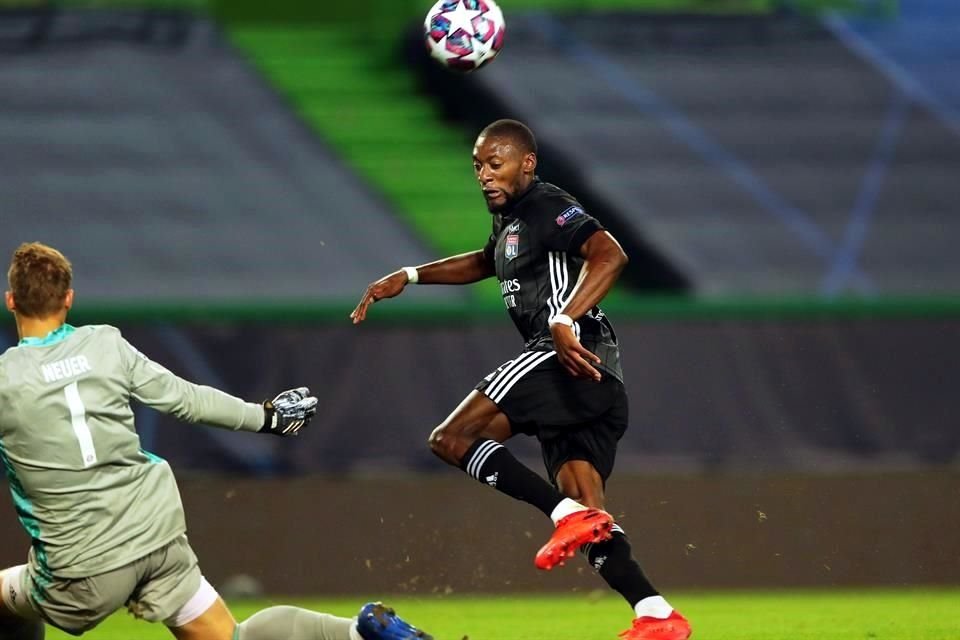 Lyon, que había dejado en el camino en las rondas previas a Juventus y Manchester City, tuvo las mejores oportunidades en un comienzo animado.