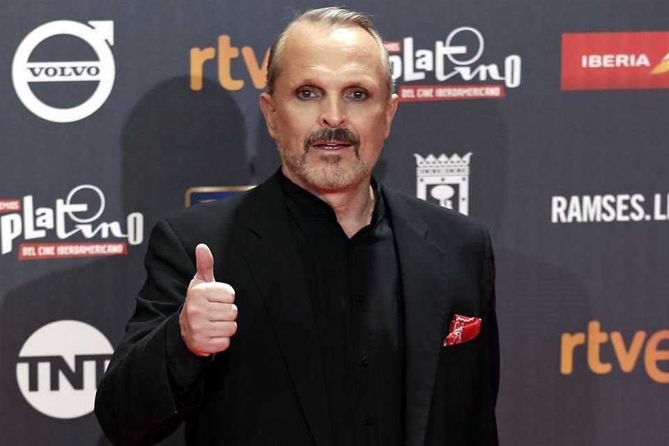 Miguel Bosé fue captado usando mascarilla mientras colocaba algunas flores en su auto.