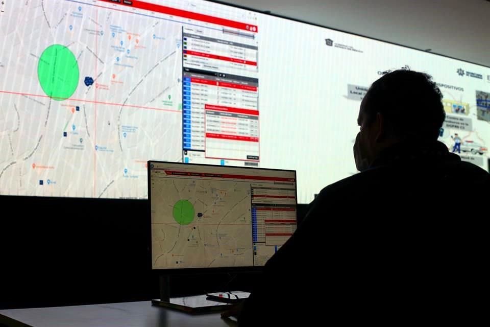 Los preliberados con brazalete son monitoreados todo el día desde un centro de monitoreo.