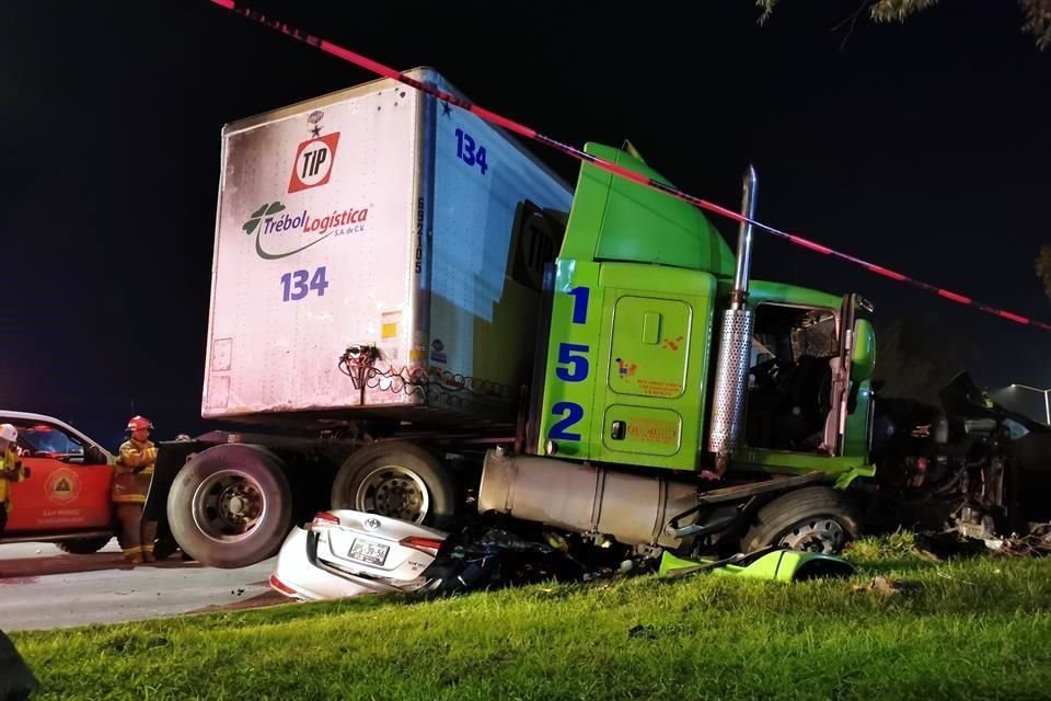 Luego de brincarse el muro de contención de Periférico Sur, un tráiler embistió a un auto sedán, el cual quedó aplastado.