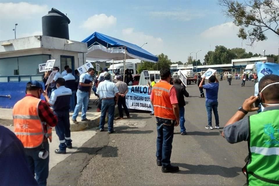 Los manifestantes bloquean la zona de Aduanas del AICM.