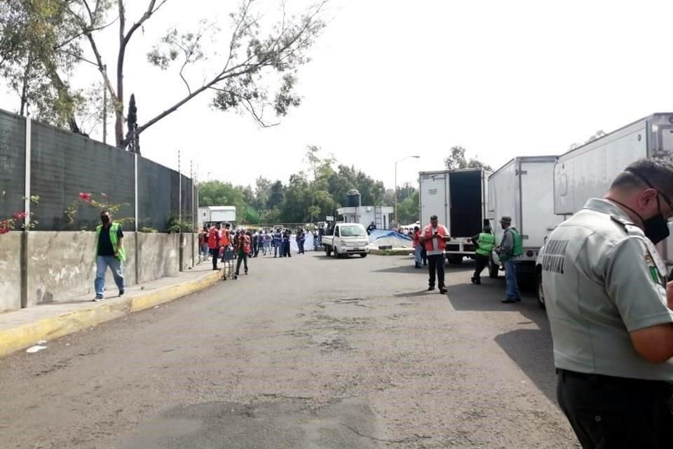 Los manifestantes reclaman el despido de trabajadores de la Aduana.