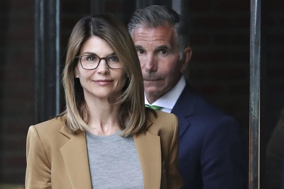 Lori Loughlin recibió sentencia de dos meses en prisión, 150 horas de servicio comunitario y multa de 150 mil dólares.