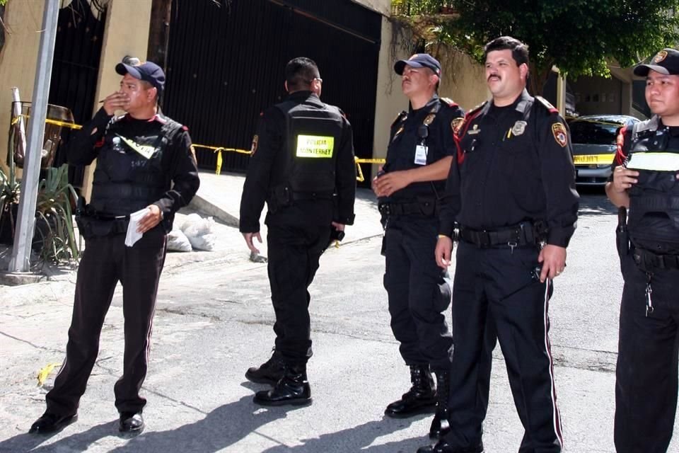Luego del asesinato de Érick Azur y María Fernanda, policías inspeccionaron el domicilio.