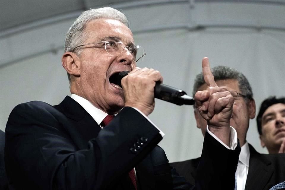 - Fotografía de archivo fechada el 08 de octubre de 2019 del ex Presidente colombiano Álvaro Uribe en la sede del partido Centro Demócrático en Bogotá.