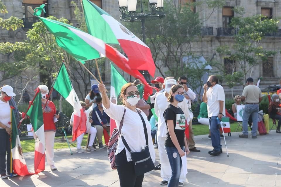 Los manifestantes, en su mayoría familias, acudieron acompañados de banderas de México, matracas y cornetas para expresar su descontento con las políticas implementadas por el Gobierno Federal. 