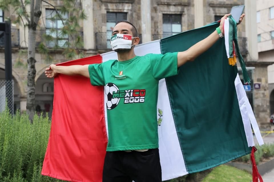 Banderas de México y hasta cubrebocas tricolores fueron el 'uniforme' de varios de los participantes.