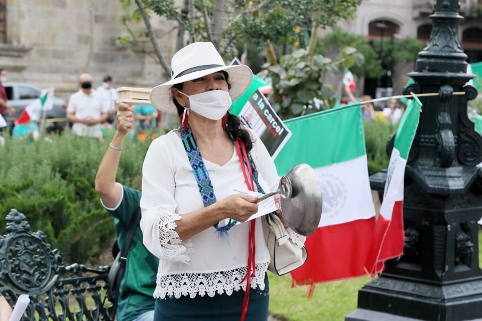 Los cacerolazos llamaban la atención de los paseantes por el Centro Histórico.