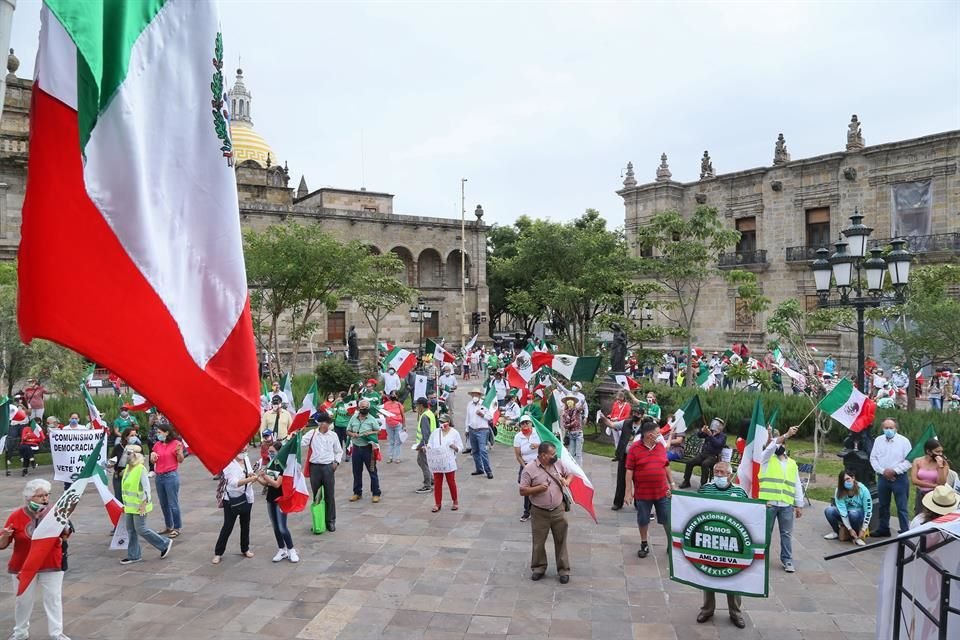 Con tambores y aplausos, lanzaron la consigna 'Fuera López' para exigir la renuncia del Presidente Andrés Manuel López Obrador.
