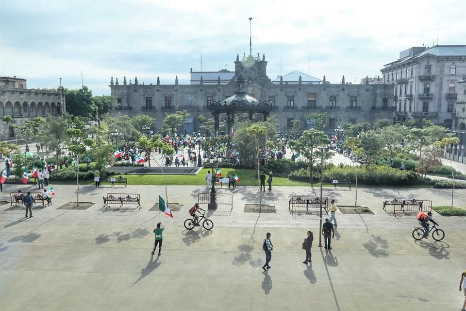Algunos vehículos y bicicletas se han unido a la manifestación realizando una pequeña caravana al rededor de la Plaza de Armas.