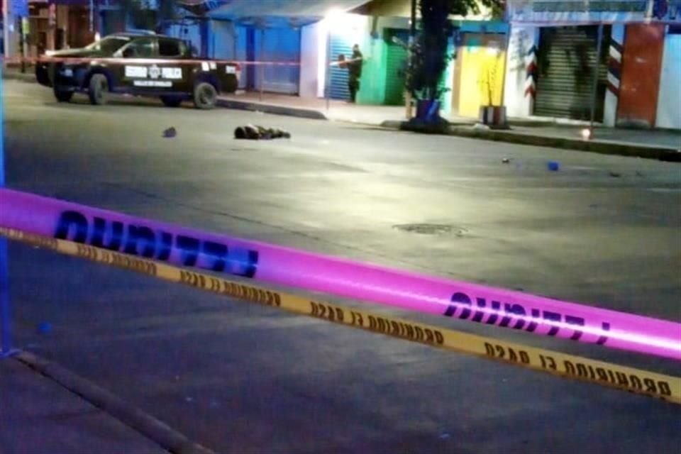 El joven quedó tendido sobre el arroyo vehicular, en el cruce de Avenida Tezozómoc y Cuauhtémoc, mientras que los agresores se dieron a la fuga.