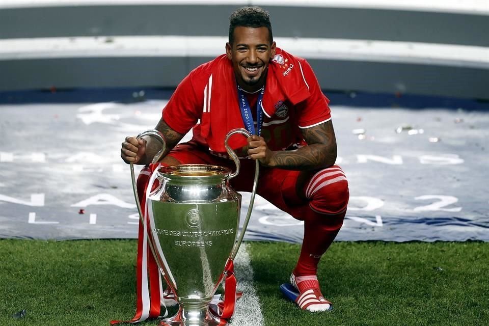 Jerome Boateng, quien salió lesionado en la primera parte, feliz posando con la Orejona.