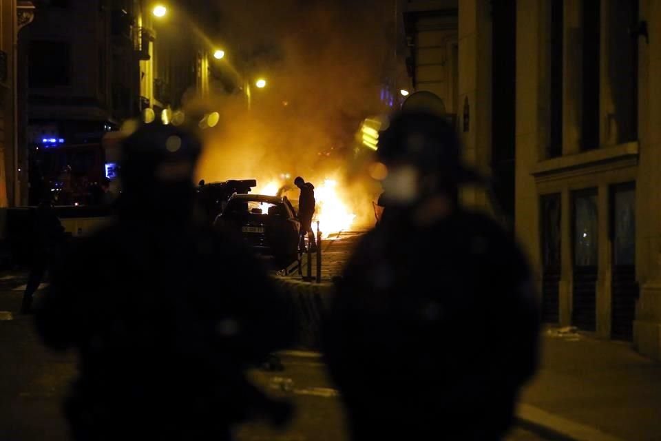 Algunos carros fueron incendiado durante los disturbios.
