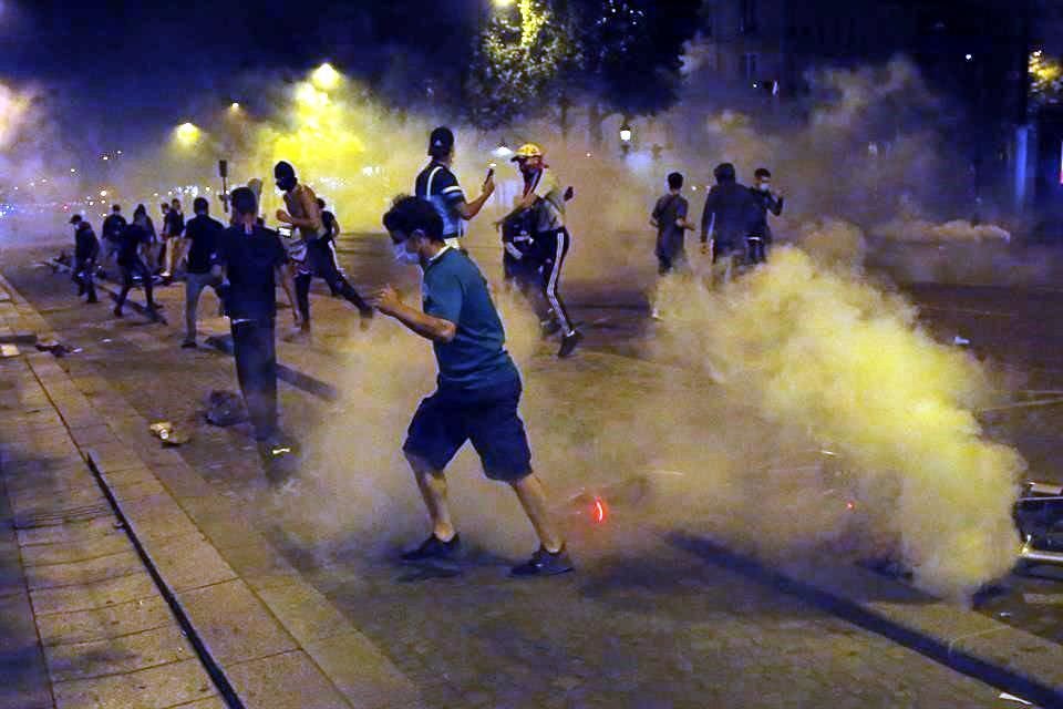 Gases lacrimógenos fueron usados para dispersas a los violentos.