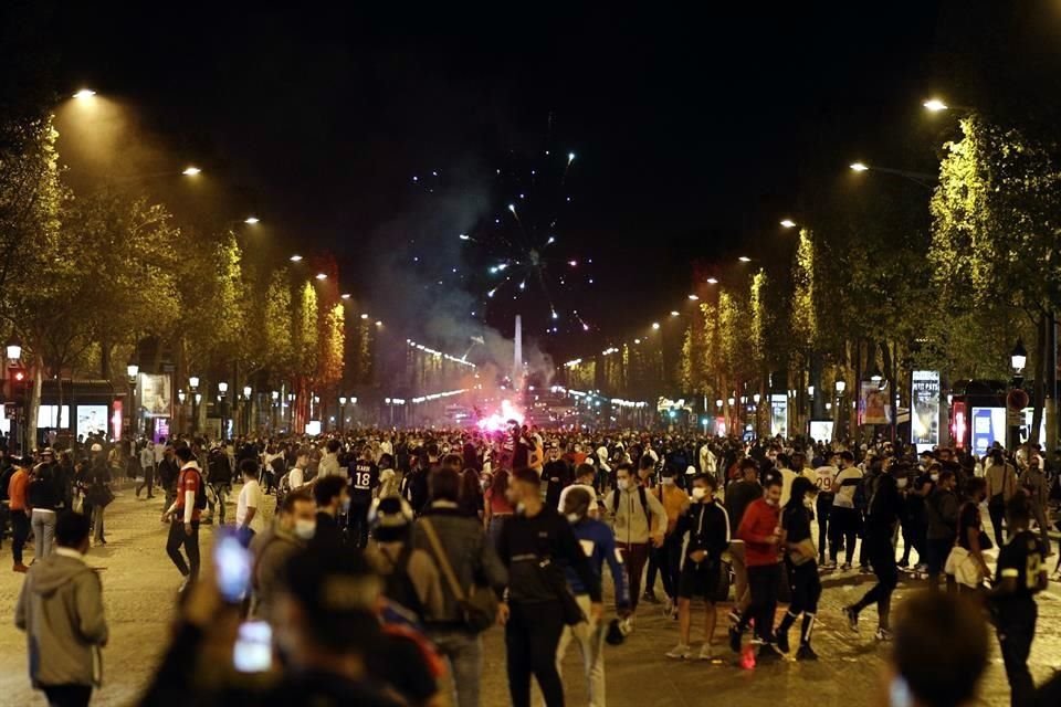 Los Campos Elíseos se llenaron de aficionados del PSG tras la derrota del equipo.
