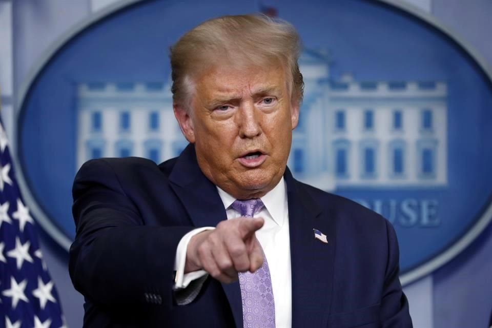 El Presidente Trump buscaría acelerar el uso de la vacuna en Estados Unidos antes de las elecciones, según el reporte.