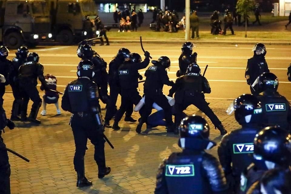 Oficiales golpean a un manifestante en Bielorrusia el pasado 10 de agosto.