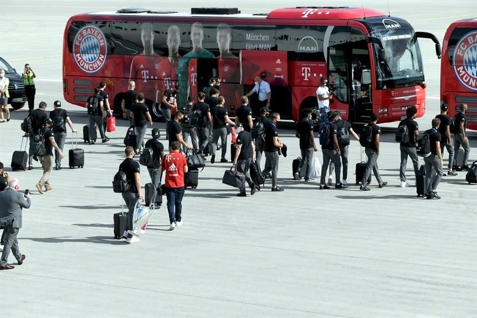 No hubo aficionados esperando y los jugadores y personal fueron trasladados en autobuses.