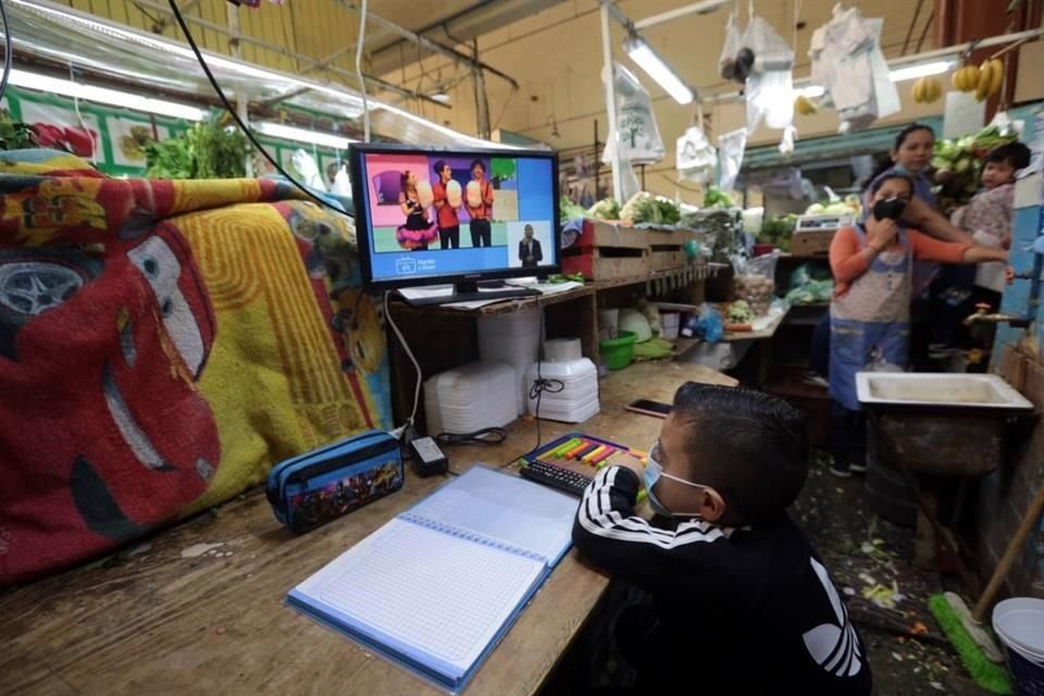 Erik Damián Rodríguez comenzó a cursar su primer año de primaria y lo hace en el puesto de verduras de su familia.