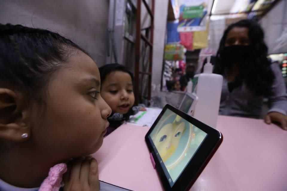 Los hijos de Cludia tomaban clases en tabletas que les proporcionaron sus abuelos.