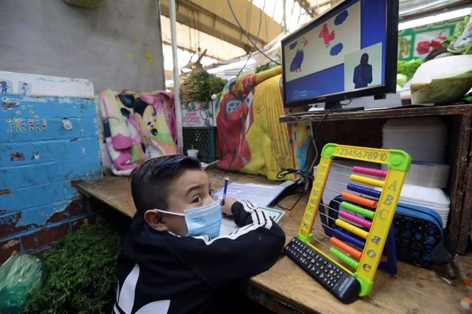 Su mamá le tenía preparado un espacio con la televisión para que pudiera estudiar en las mejores condiciones posibles sus nuevas clases de primero de primaria. 