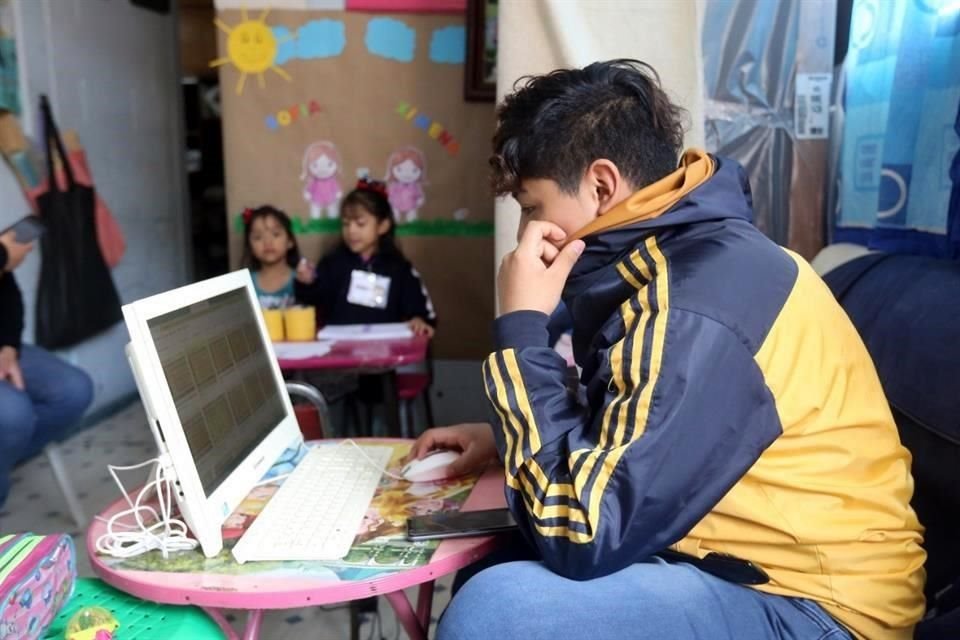 Ángel, el hermano mayor, cursa tercero de secundaria y se dividen entre la televisión y la computadora que tienen en casa.