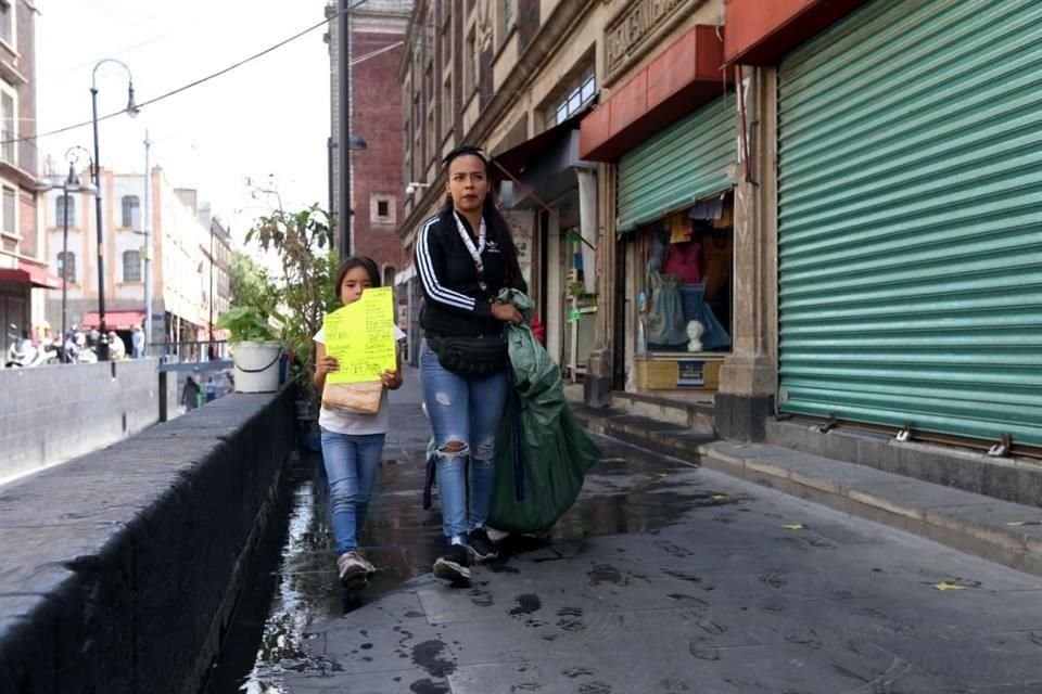 También en el Centro Histórico de la CDMX, a cuatro calles de Palacio Nacional, Berenice llevó a sus hijas al local donde trabaja vendiendo uniformes escolares.