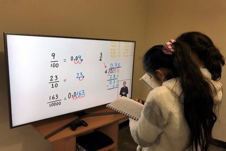 Frente a pantallas de televisión, computadoras, tabletas o teléfonos, 30 millones de estudiantes de educación básica iniciaron este 24 de agosto su ciclo escolar en medio de la pandemia de Covid-19.