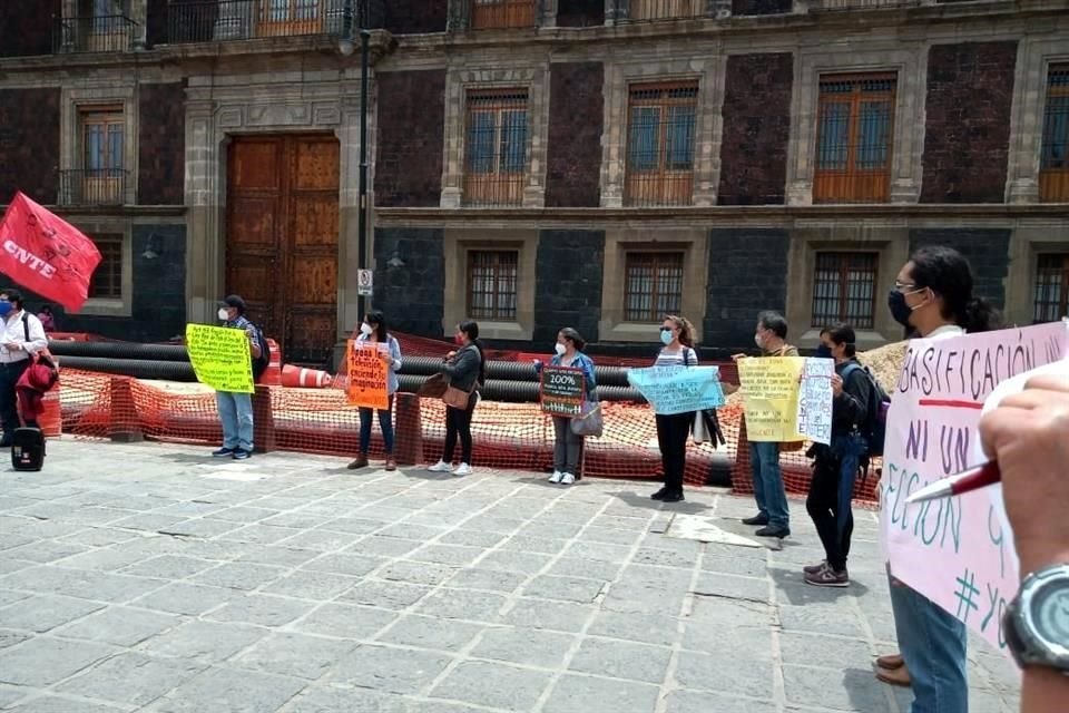 Los inconformes protestaron afuera de la SEP.