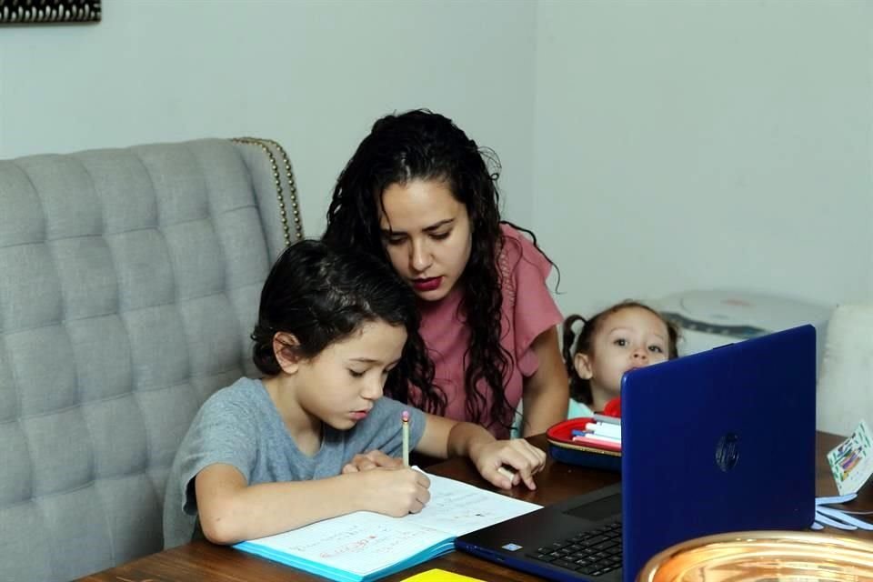 Santiago Isaac del Colegio Finlandés, arrancó en compañía de su mamá, Adriana Merino. Ella apoya las clases en línea.