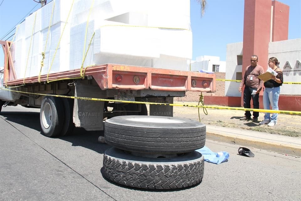Roberto iba a trabajar y transportaba mercancía, pero al bajar del vehículo para revisar algo, un accidente le costó la vida.
