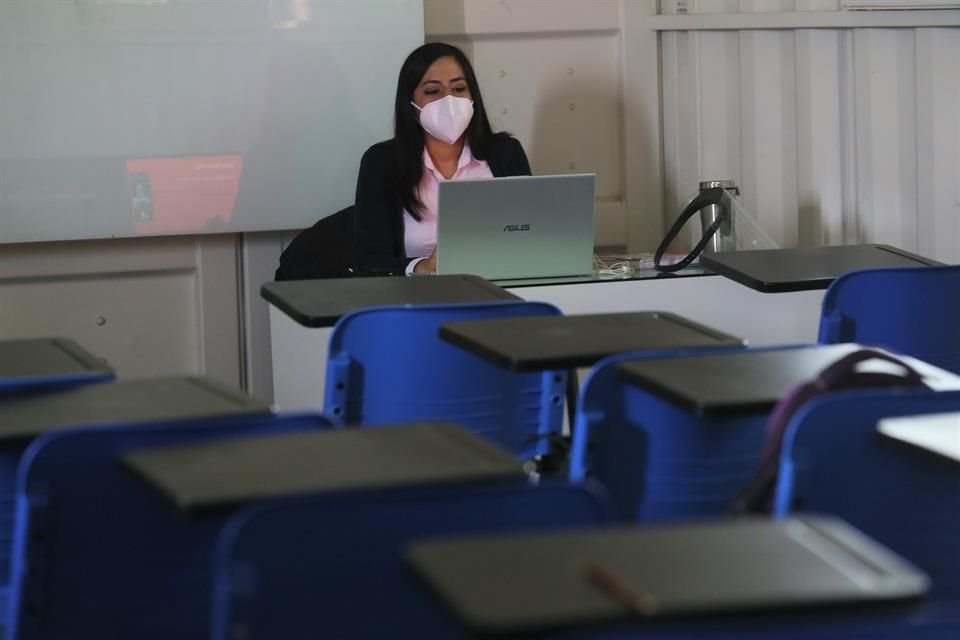 'Algo que también es complicado es que no todos le hayan a la tecnología, en específico los más chiquitos', dice la maestra de inglés, Mariana Cuevas.